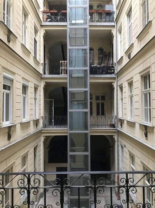 White Luxury Apartment Budapest Exterior photo