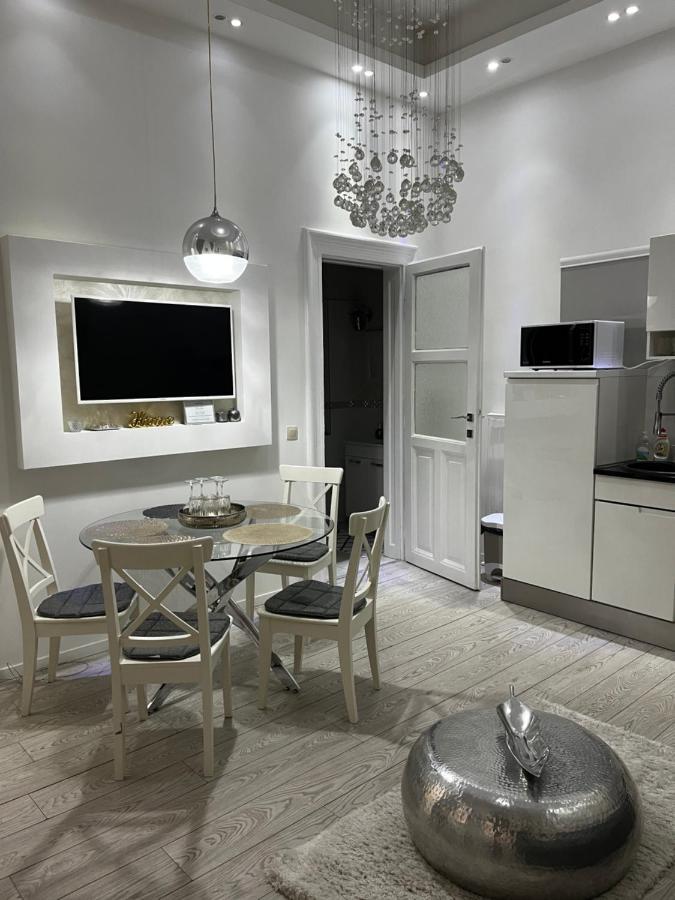 White Luxury Apartment Budapest Exterior photo