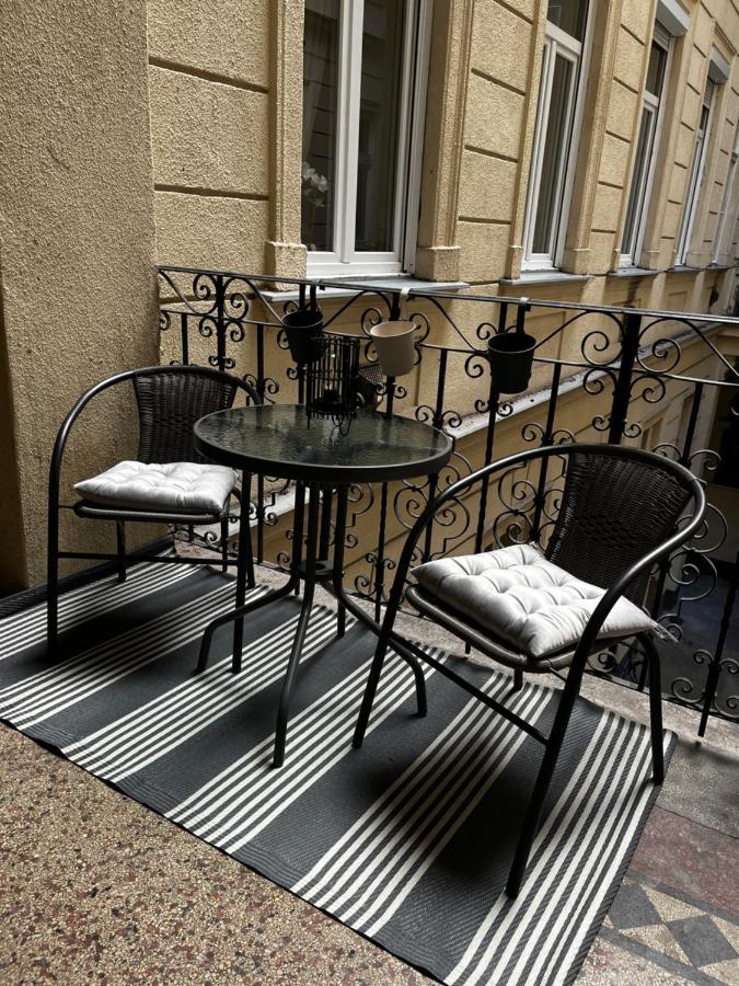 White Luxury Apartment Budapest Exterior photo