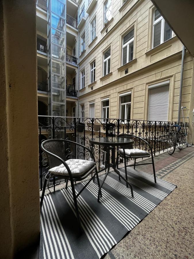 White Luxury Apartment Budapest Exterior photo